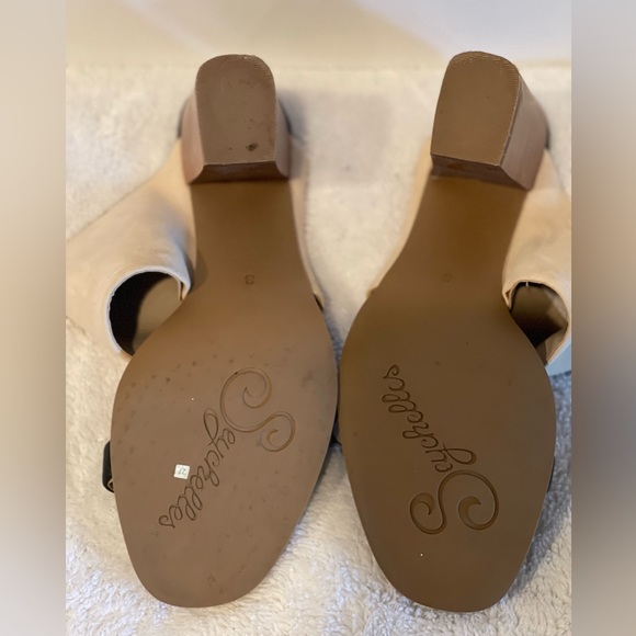 Seychelles 2 strap suede/leather heel. Ivory and navy. Size 8 - Picture 4 of 6